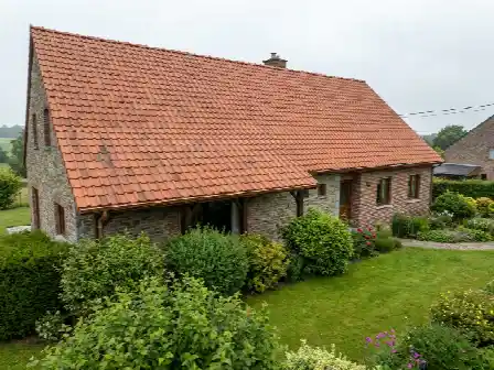 Toiture en tuiles propre et gouttières dégagées sur une maison quatre façades en Wallonie